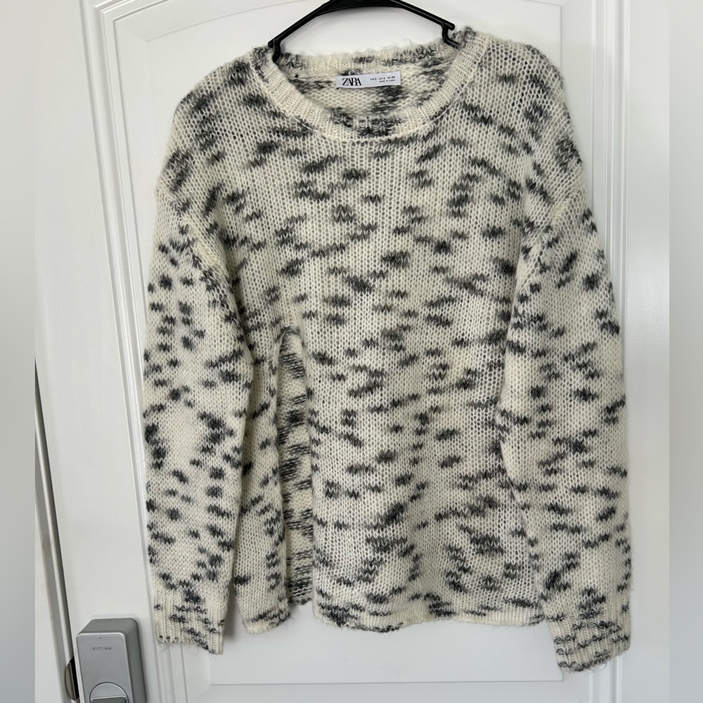Zara Women's Cream and Gray Patterned Sweater. Size S